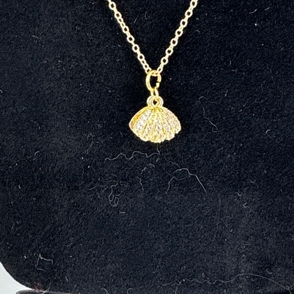 Elegant Gold Oyster Pendant with Crystal and Pearl Bead Necklace P24 - Picture 2 of 4